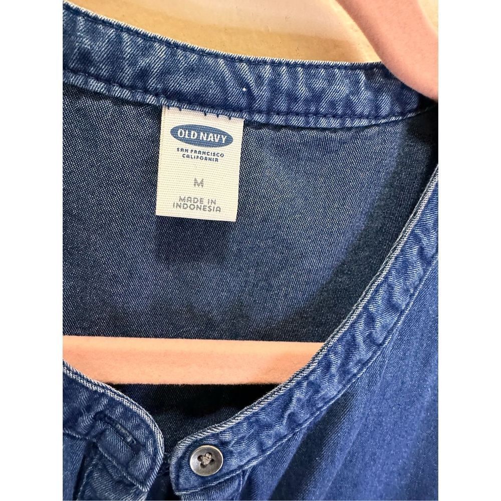 Old Navy Blue Denim Button Down Sleeveless Top Size Medium - Picture 2 of 4